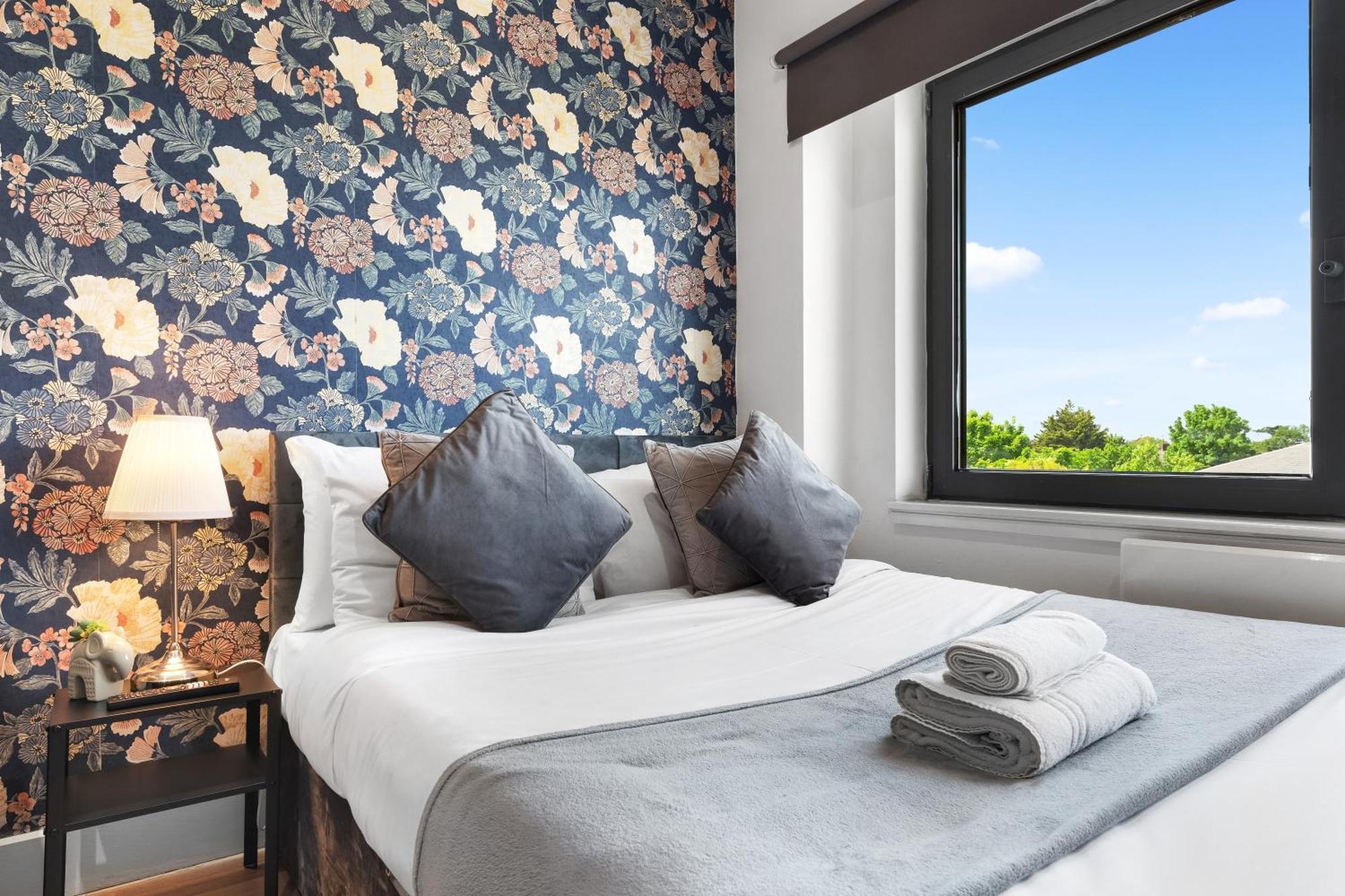 Modern One Bedroom Flat - Sleeps 5 -Near Heathrow - London Ub3 エクステリア 写真