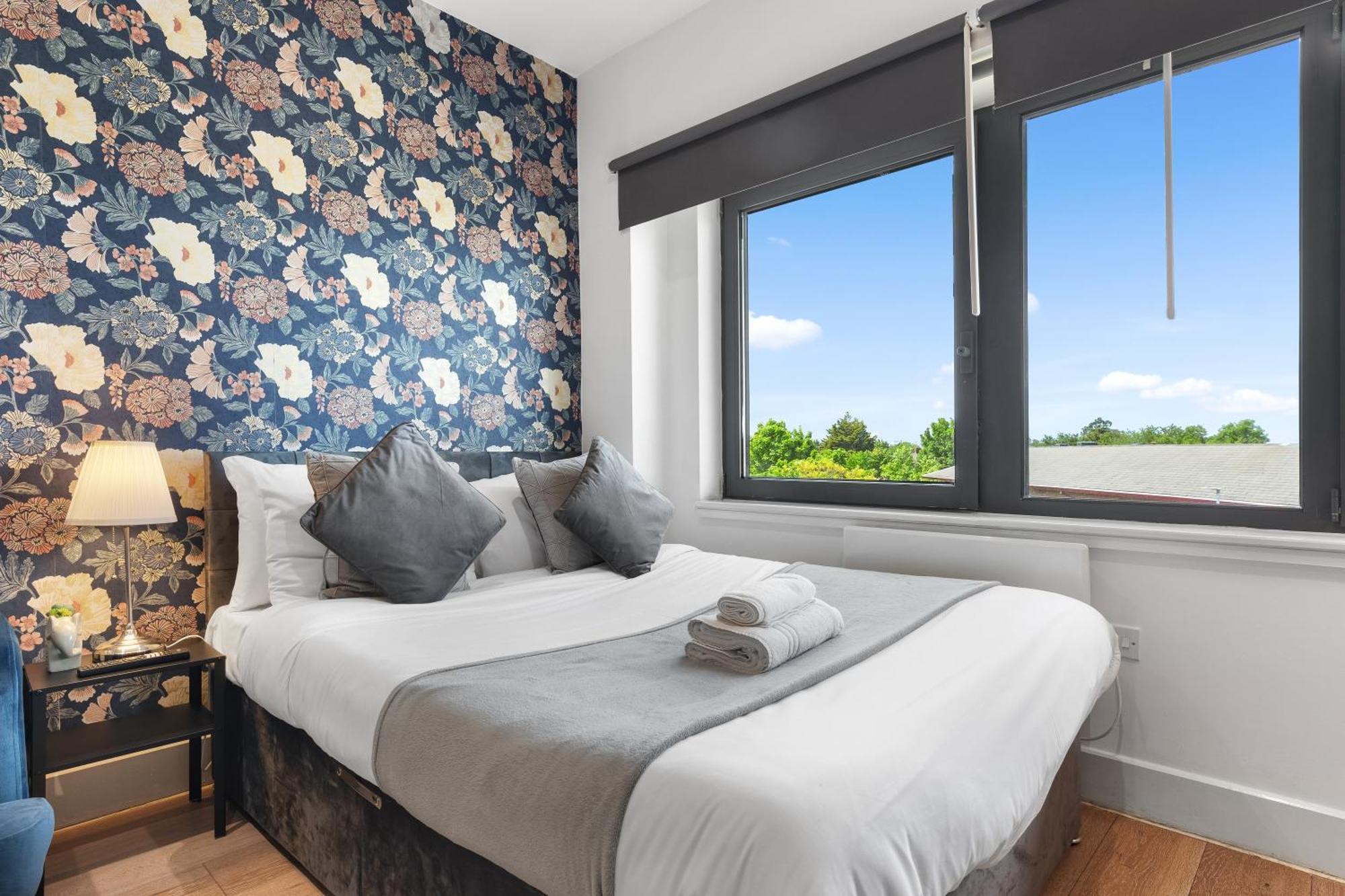 Modern One Bedroom Flat - Sleeps 5 -Near Heathrow - London Ub3 エクステリア 写真