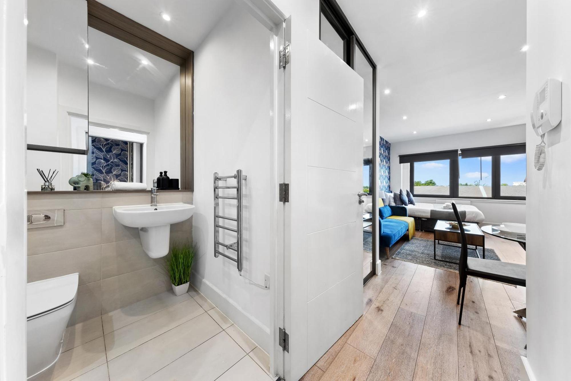Modern One Bedroom Flat - Sleeps 5 -Near Heathrow - London Ub3 エクステリア 写真