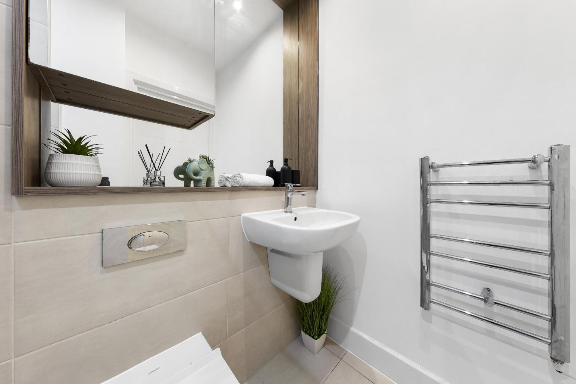 Modern One Bedroom Flat - Sleeps 5 -Near Heathrow - London Ub3 エクステリア 写真