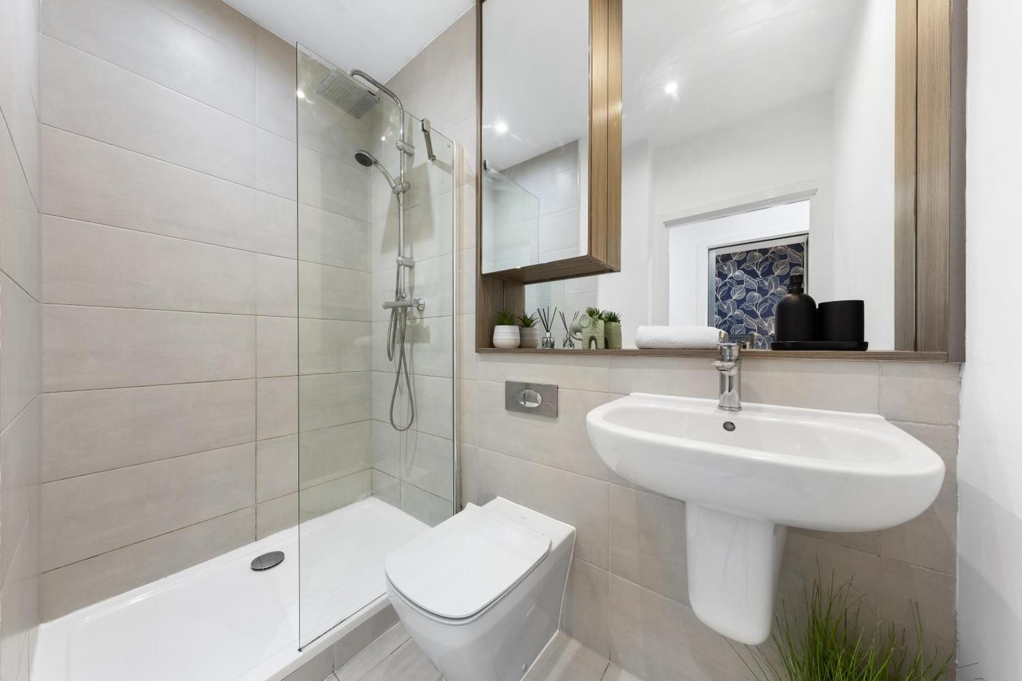 Modern One Bedroom Flat - Sleeps 5 -Near Heathrow - London Ub3 エクステリア 写真