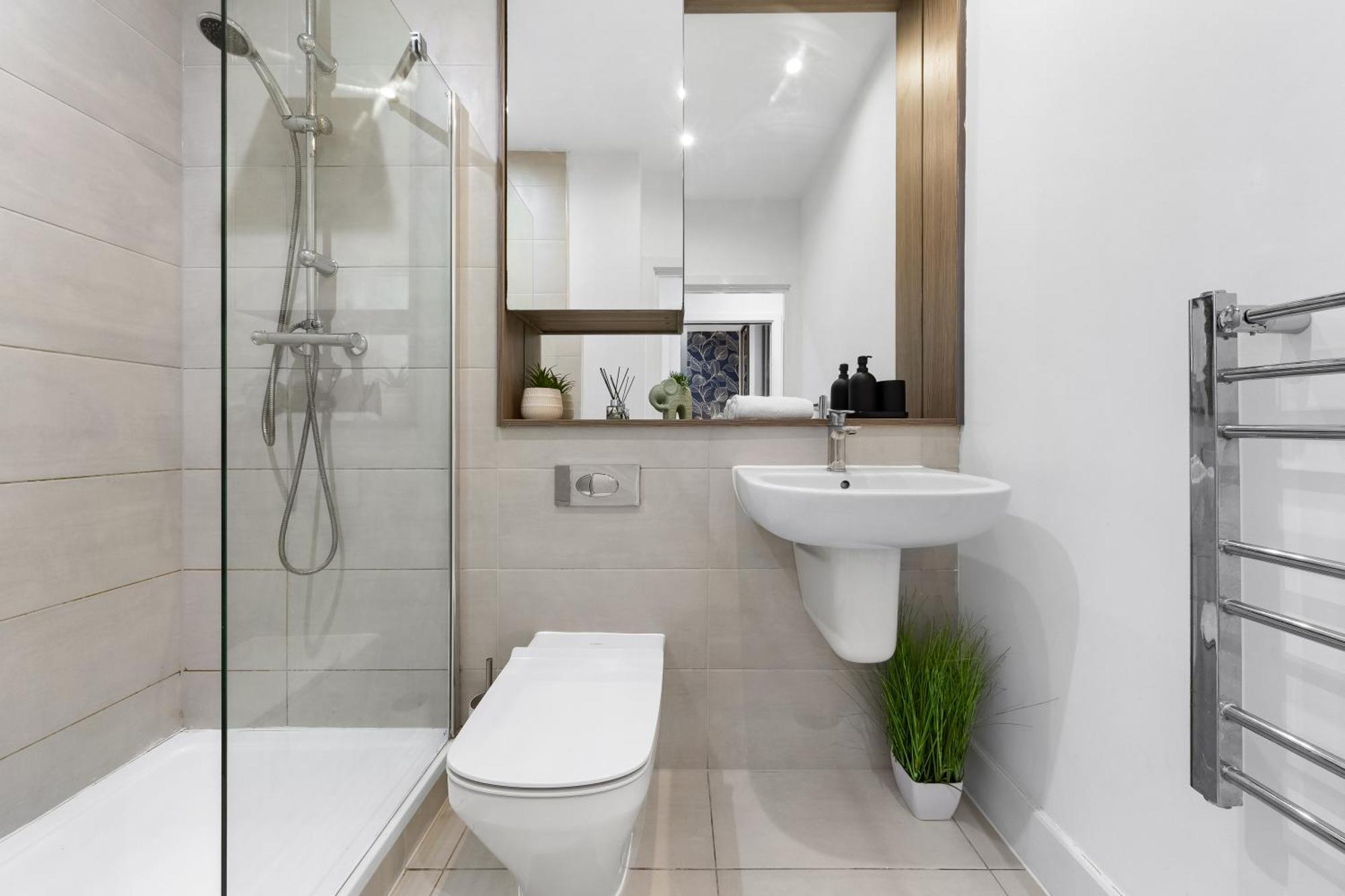 Modern One Bedroom Flat - Sleeps 5 -Near Heathrow - London Ub3 エクステリア 写真